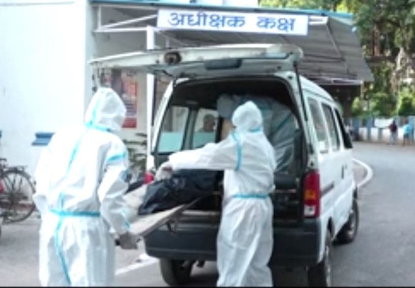 कोरोना से हुई महिला मौत, परिजनों ने शव को अधीक्षक कार्यालय में रख किया हंगामा