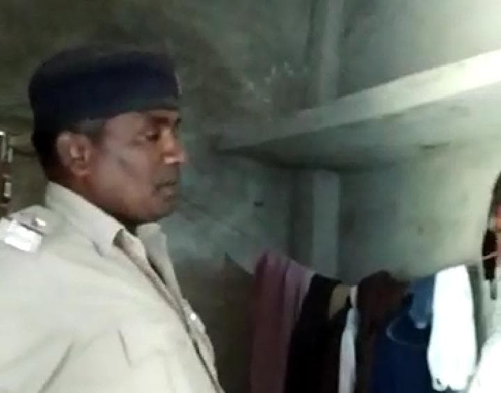बिहार : '3000 रुपये दो, तब काम होगा'-  पुलिस अधिकारी का पैसा मांगते Video Viral
