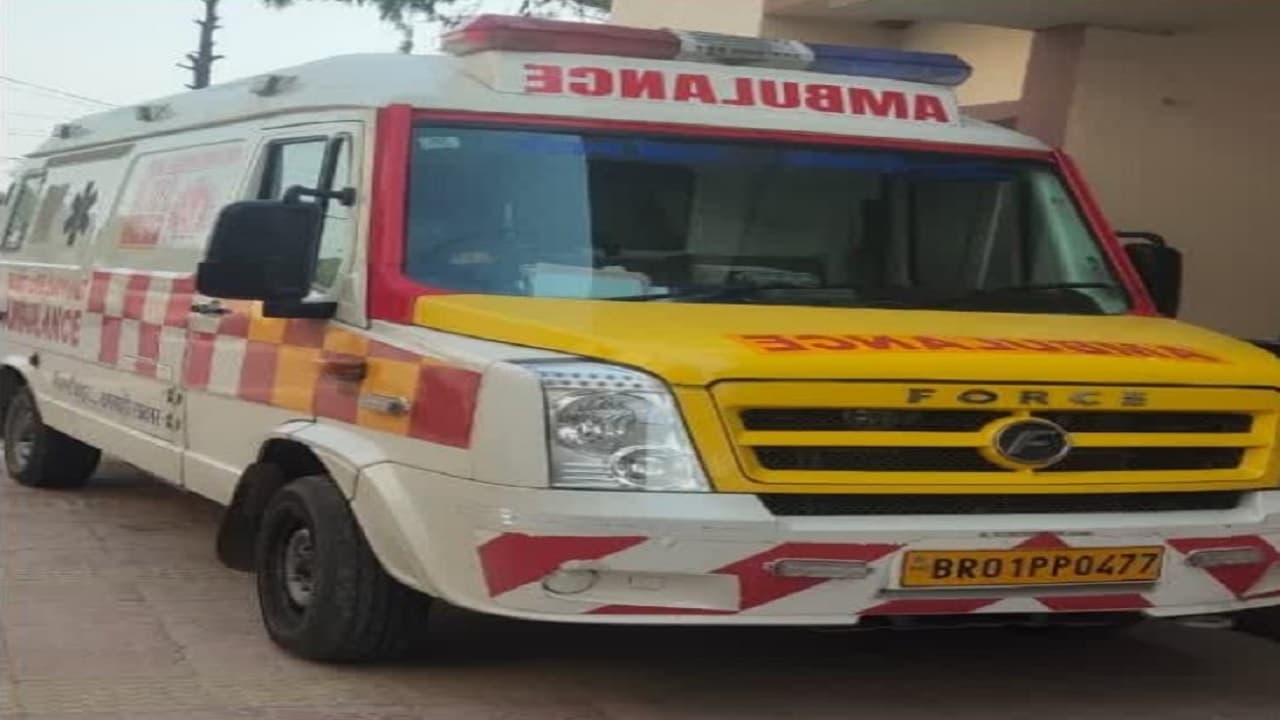 बिहार: बक्सर में सदर अस्पताल के एंबुलेंस से शराब का खेप बरामद, डिलीवरी करने जा रहा चालक धराया