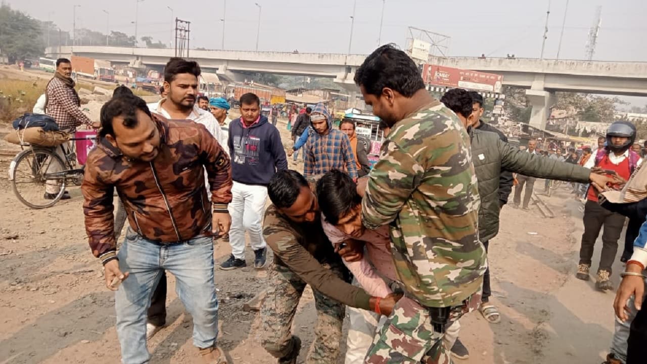 Bihar: बेगूसराय में सिगरेट का पैसा मांगने पर गोली मारकर हत्या, लोगों ने बदमाश को खदेड़कर पकड़ा, जमकर पीटा