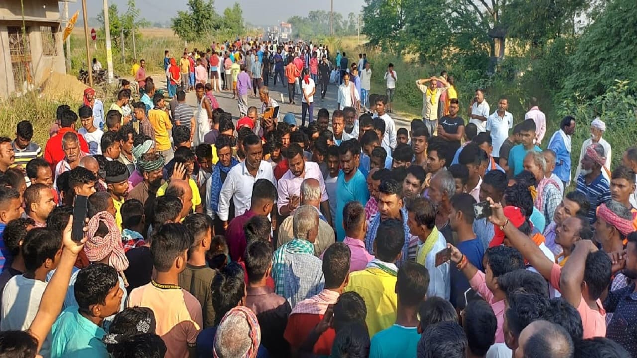 Bihar Crime: सीवान में दिनदहाड़े हत्या, विरोध में आक्रोशित ग्रामीणों का सड़क जाम, पुलिस पर किया पथराव