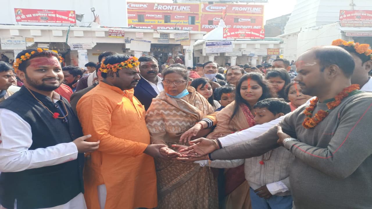 बिहार की डिप्टी CM रेणु देवी ने बाबा मंदिर में की पूजा, झारखंड में पेट्रोल पर छूट को बताया आइवॉश