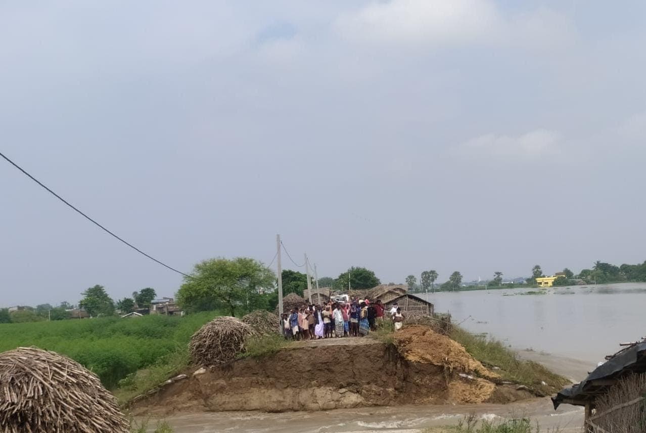 Flood News: बिहार में चूहों की वजह से टूट गया तटबंध, भागलपुर के गांव में घुसा बाढ़ का पानी