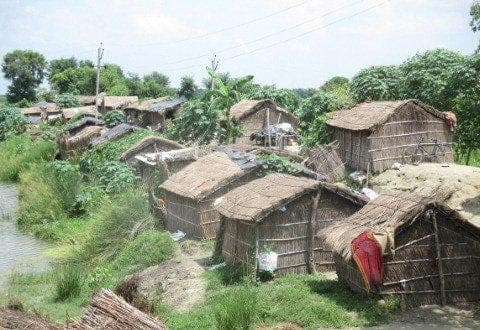 Bihar News: बारिश थमने के बाद भी लोगों पर आफत जारी, गंडक किनारे कटाव से डरकर घर तोड़ने लगे ग्रामीण