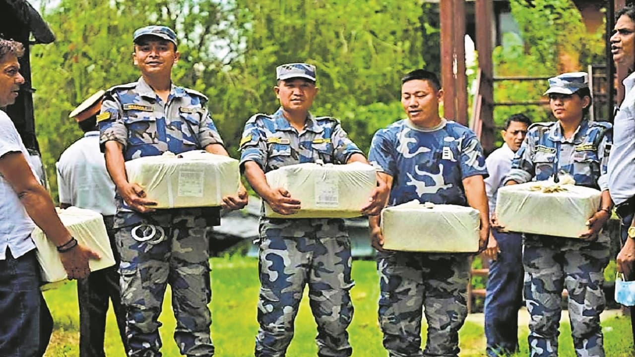 तस्करों ने हांगकांग से नेपाल पहुंचाया 100 करोड़ का सोना, फ्लाइट में चोरी-छिपे लेकर आ रहा भारतीय भी गिरफ्तार