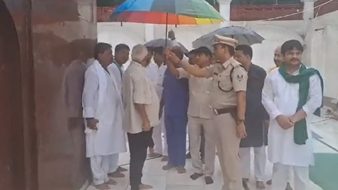 राबड़ी व तेज प्रताप के साथ लालू यादव पहुंचे अपने गांव, 7 साल बाद आए राजद सुप्रीमो तो उत्सव जैसा दिखा माहौल