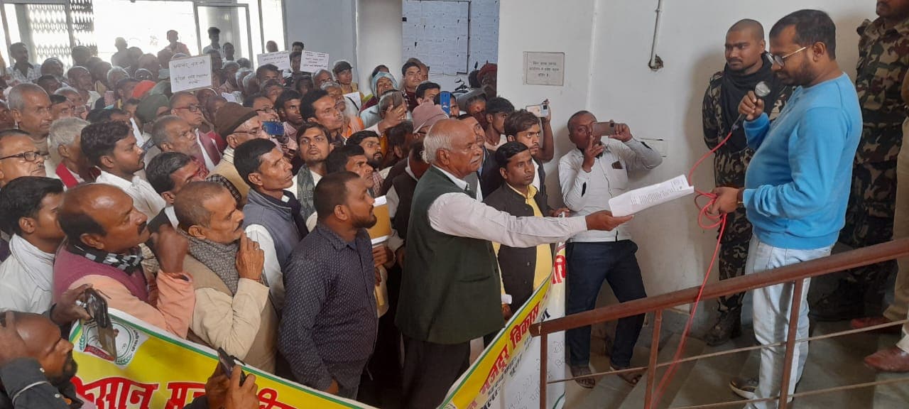 बिहार में पीला पर रहा है गेंहू का पौधा, पहले पटवन के बाद भी किसानों के पास यूरिया नहीं, किया प्रदर्शन