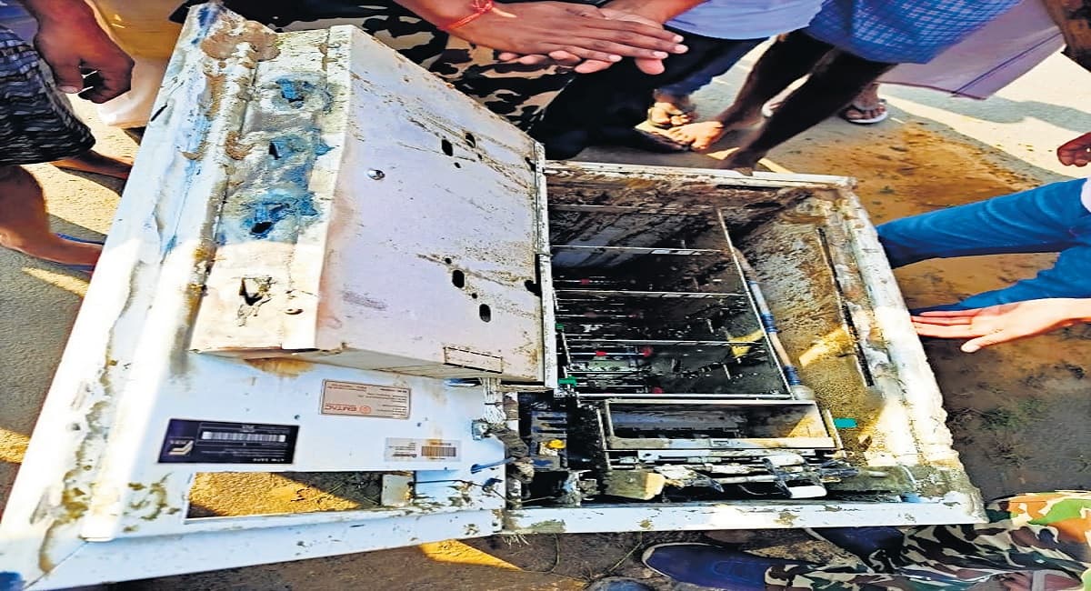 औरंगाबाद में मिली पटना से चोरी की गई एटीएम मशीन, कैश निकालकर पानी भरे पईन में ATM फेंक गये चोर