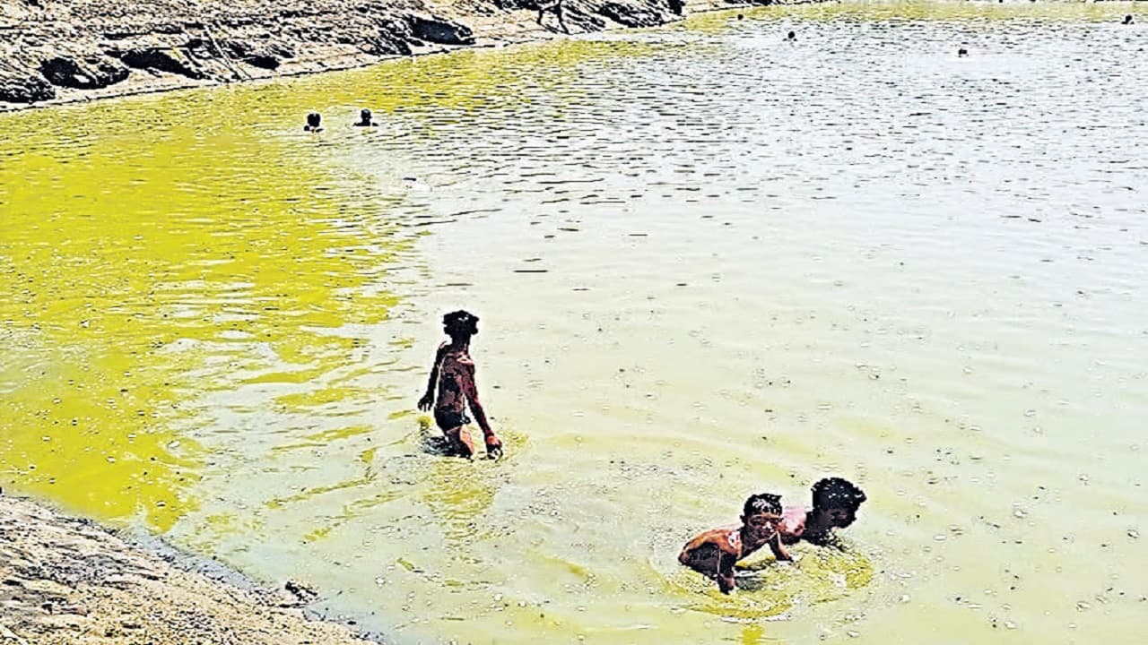 Banka News: 100 साल पुराने ठाकुरबाड़ी से अष्टधातु की मूर्तियां चोरी, तालाब से निकाला पानी तो मिले कपड़े