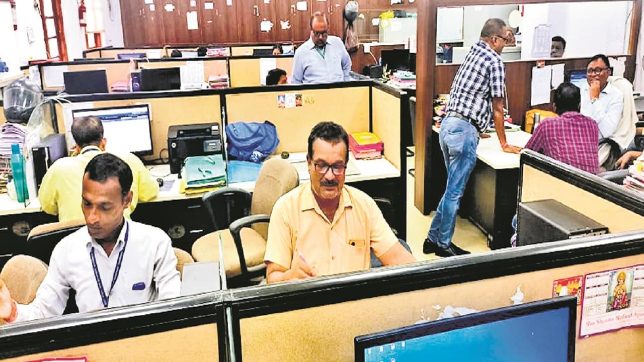 बिहार में डॉक्टर- शिक्षक ही नहीं बल्कि मंत्री व अफसरों में भी है हड़कंप, जानिए इन दिनों क्यों हैं सब अलर्ट...