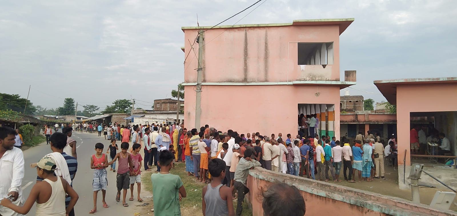 Bihar Panchayat Election: वोटिंग में धांधली कराने के आरोप में बूथ से रिटर्निंग ऑफिसर गिरफ्तार