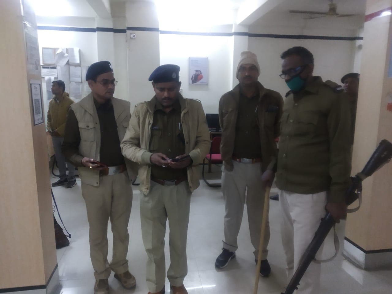 बिहार में दिनदहाड़े एक और लूट, सीवान में बेखौफ अपराधियों ने यूनिमनी एक्सचेंज से दस लाख लूटे बिहार में दिनदहाड़े एक और लूट, सीवान में बेखौफ अपराधियों ने यूनिमनी एक्सचेंज से दस लाख लूटे