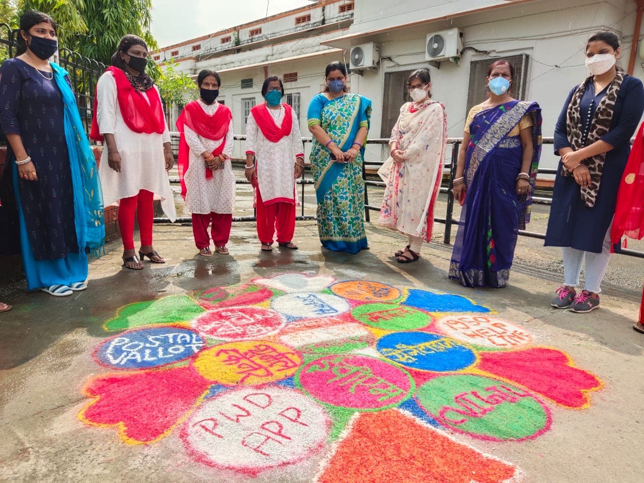 रंगोली और सांप-सीढ़ी के माध्यम से मतदाताओं को किया जागरूक