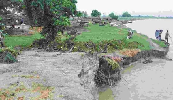 Flood in Bihar: गंडक नदी का जलस्तर गिरा, पानी के तेज धारा से कटाव जारी, दहशत में बांध के आसपास वाले गांव