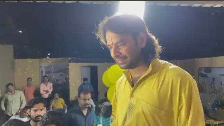 जन्माष्टमी पर पीतांबरी में नजर आए तेज प्रताप, देर रात लालू यादव को किया वीडियो कॉल, देखें तस्वीर