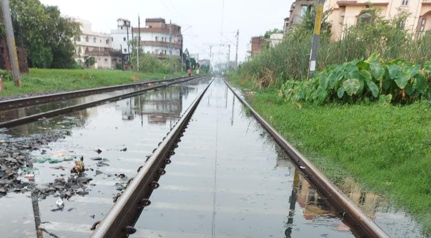 उत्तर बिहार में मूसलाधार बारिश ने रोकी रेल की रफ्तार, साबरमती-बाघ समेत आधा दर्जन ट्रेनें लेट