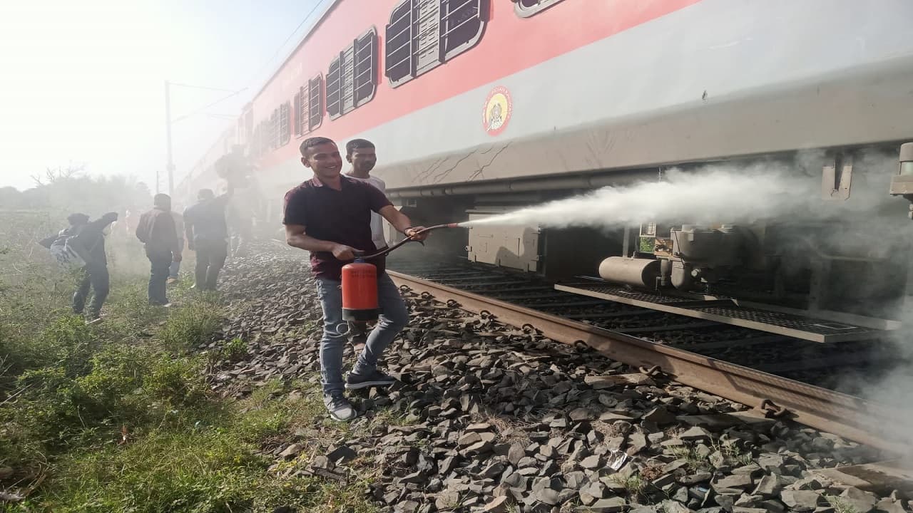 बिहार में बर्निंग ट्रेन बनने से बची जनशताब्दी, ट्रैक पर भागने लगे यात्री, दूसरी पटरी पर अचानक आ गयी मालगाड़ी..