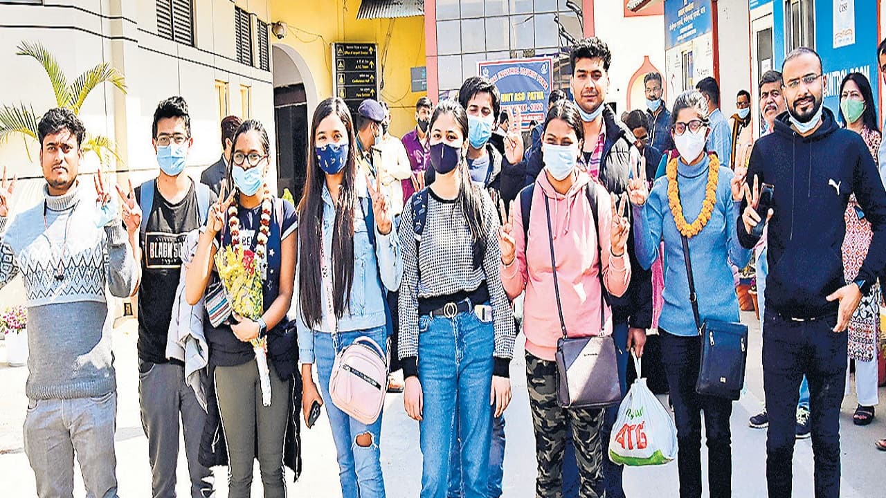 यूक्रेन से बिहार के सहरसा लौटे छात्रों ने बतायी आपबीती, बॉर्डर एरिया में फंसे हैं बड़ी संख्या में छात्र