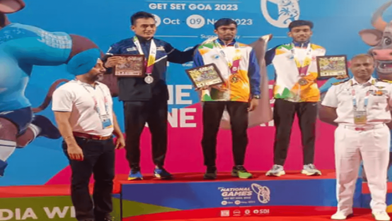 बिहार में बेटे की मौत, दिल्ली में फंसा पिता, वायरल फोटो वाले मजदूर की कहानी- जो आपको भी रुला देगी