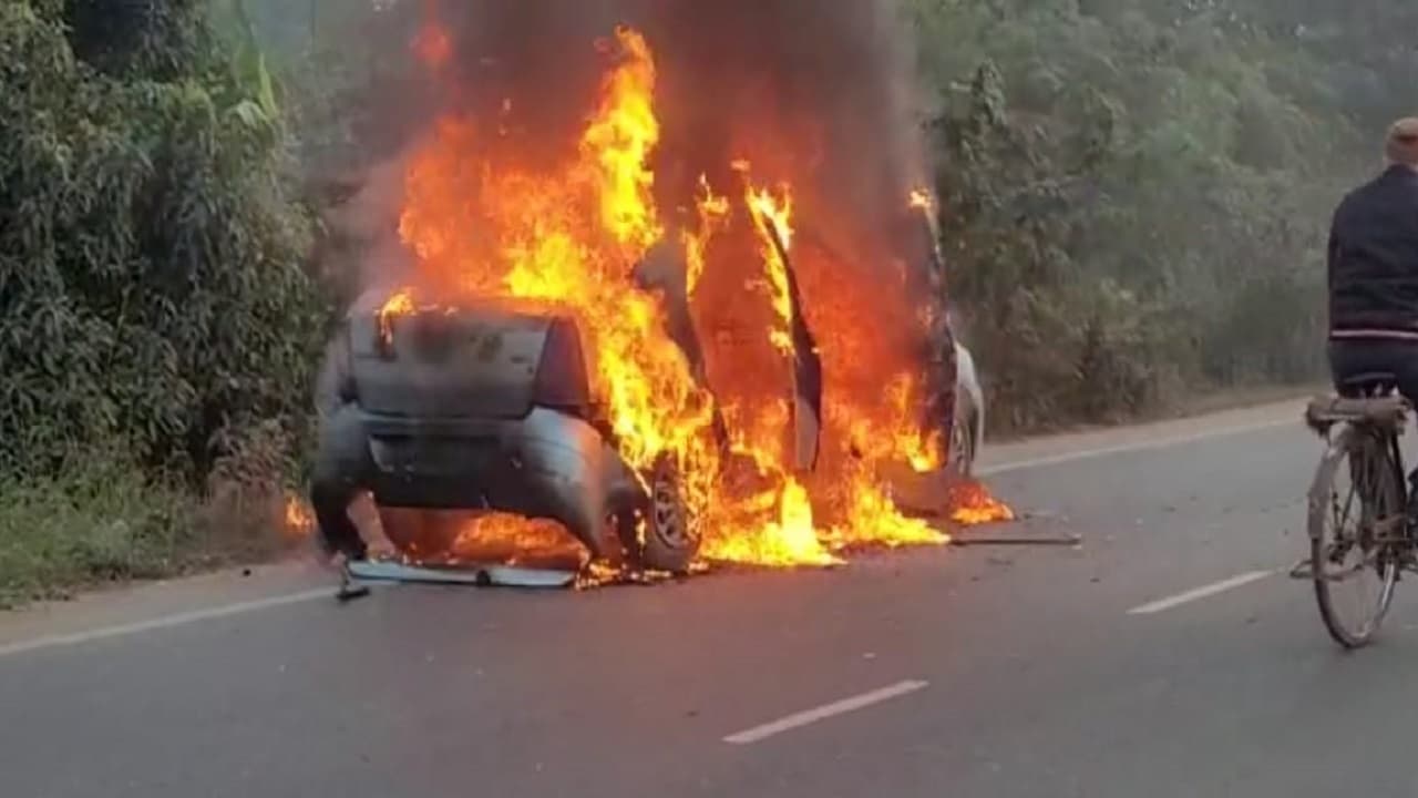 Patna News: बिहटा में बीच सड़क पर धू-धू कर जली कार, देखते ही देखते चलती कार जलकर हुई खाक