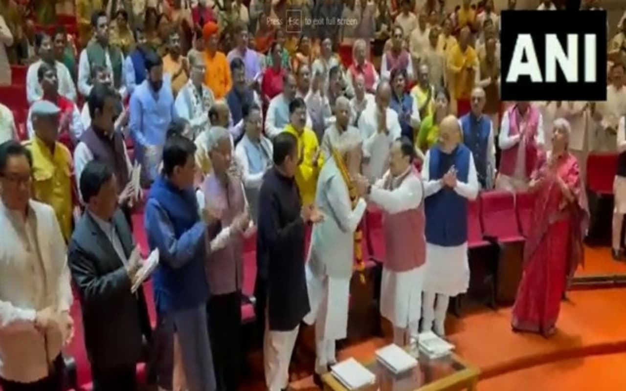 BJP संसदीय दल की बैठक में बोले PM Modi, सरकार के कामों को जनता तक पहुंचाएं