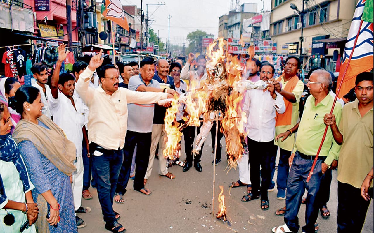 धनबाद में बिजली के लिए शहर से लेकर गांव तक मचा हाहाकार, 8 से 10 घंटे ही हो रही आपूर्ति
