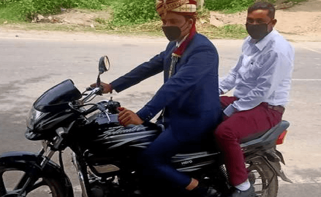 लॉकडाउन : 300 किमी. बाइक चलाकर दुल्हन लेने पहुंचा दूल्हा