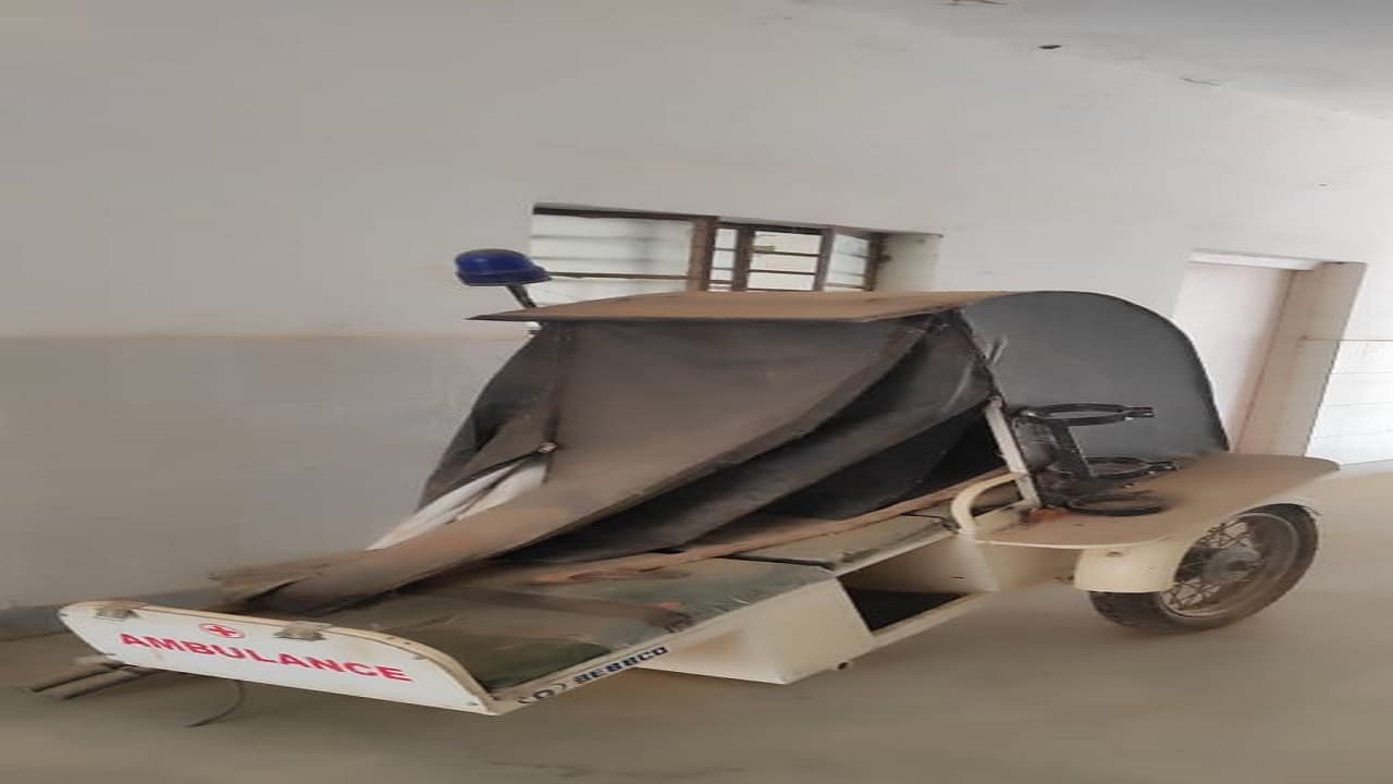 झारखंड के एक डॉक्टर ऐसे भी, जो सरकारी अस्पताल की बाइक एंबुलेंस लेकर महीनों से ड्यूटी से हैं गायब