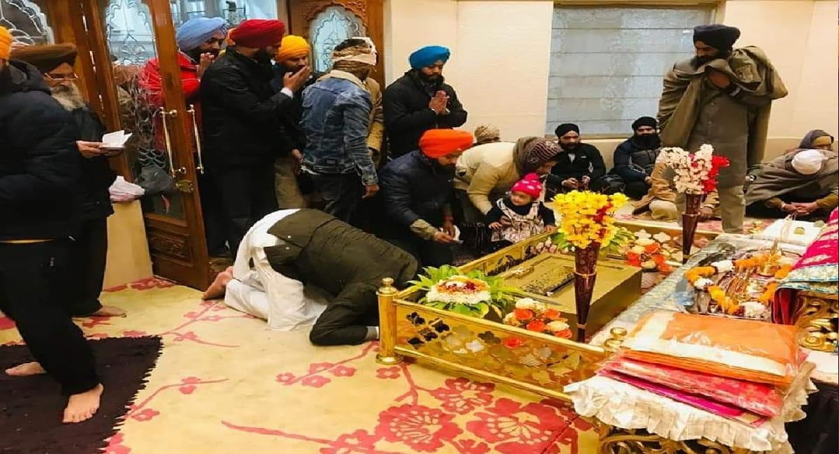 पुलिस करती रही छापेमारी, स्वर्ण मंदिर में मत्था टेकते नजर आए बिक्रम मजीठिया, उठ रहे हैं सवाल