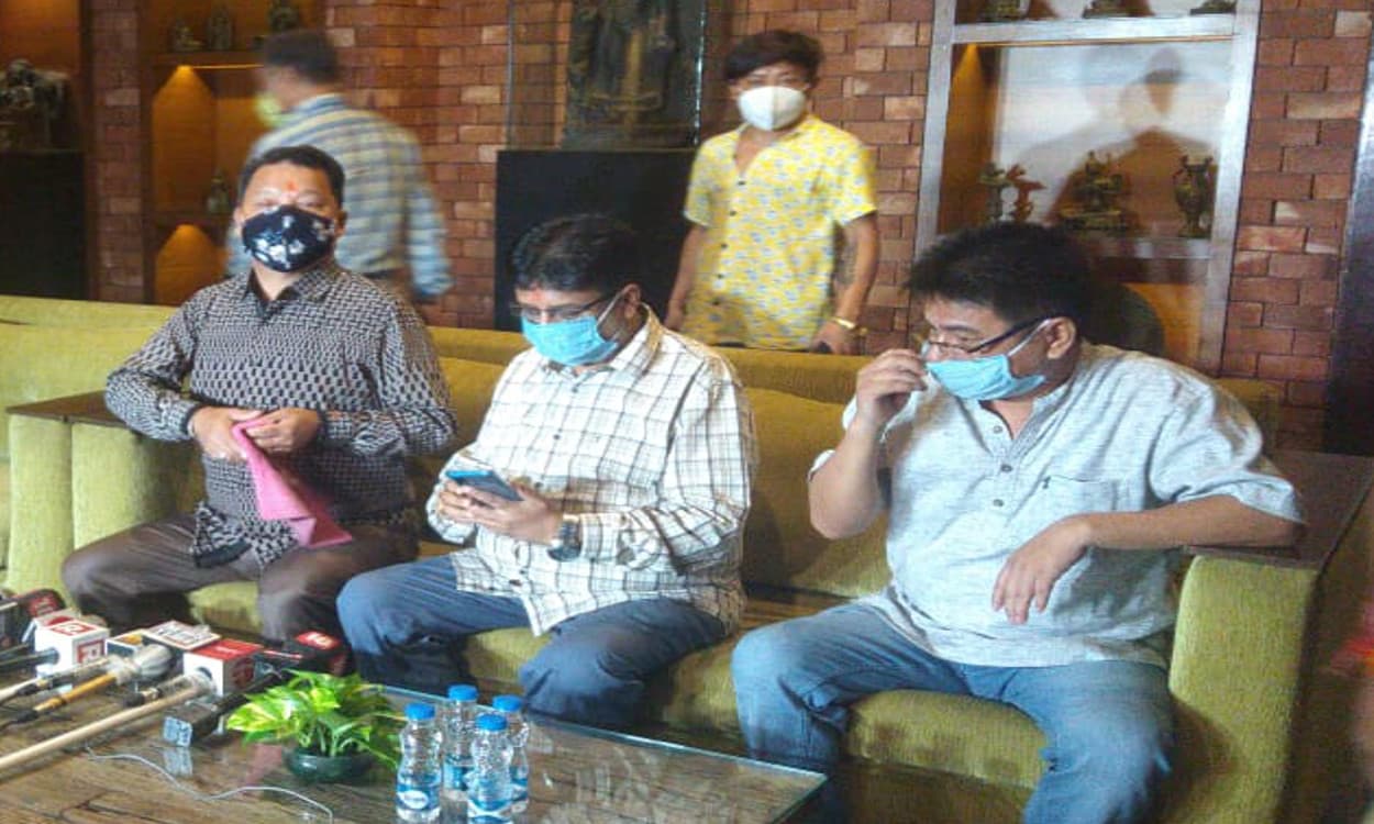 जीजेएम प्रमुख बिमल गुरुंग मामले पर बीजेपी ने ममता पर साधा निशाना, कहा- 3 सीटों के लिए क्या मुख्यमंत्री ने मान ली है गोरखालैंड की मांग?