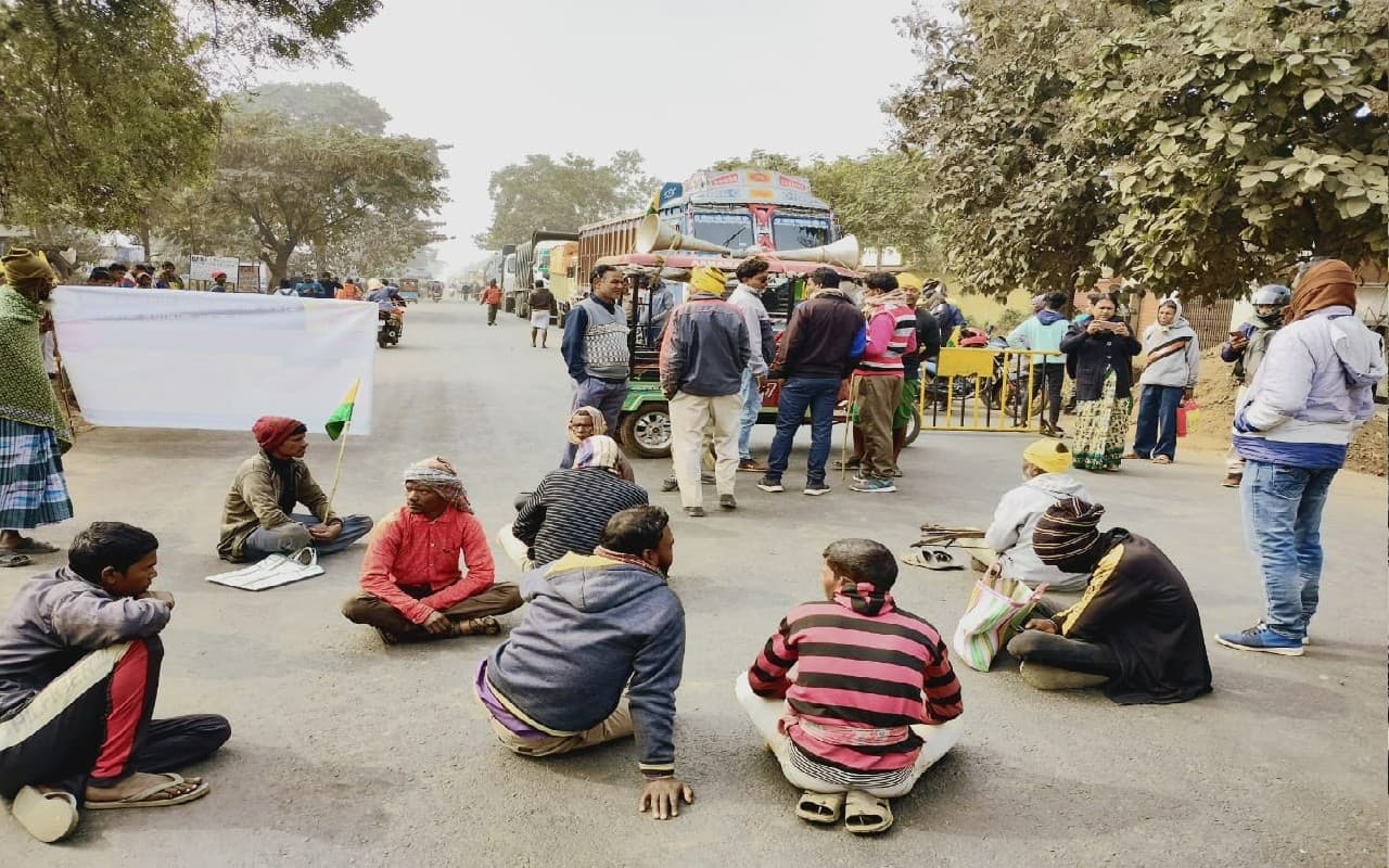कांकसा में नौ सूत्री मांग को लेकर आदिवासी संगठन ने किया चक्का जाम