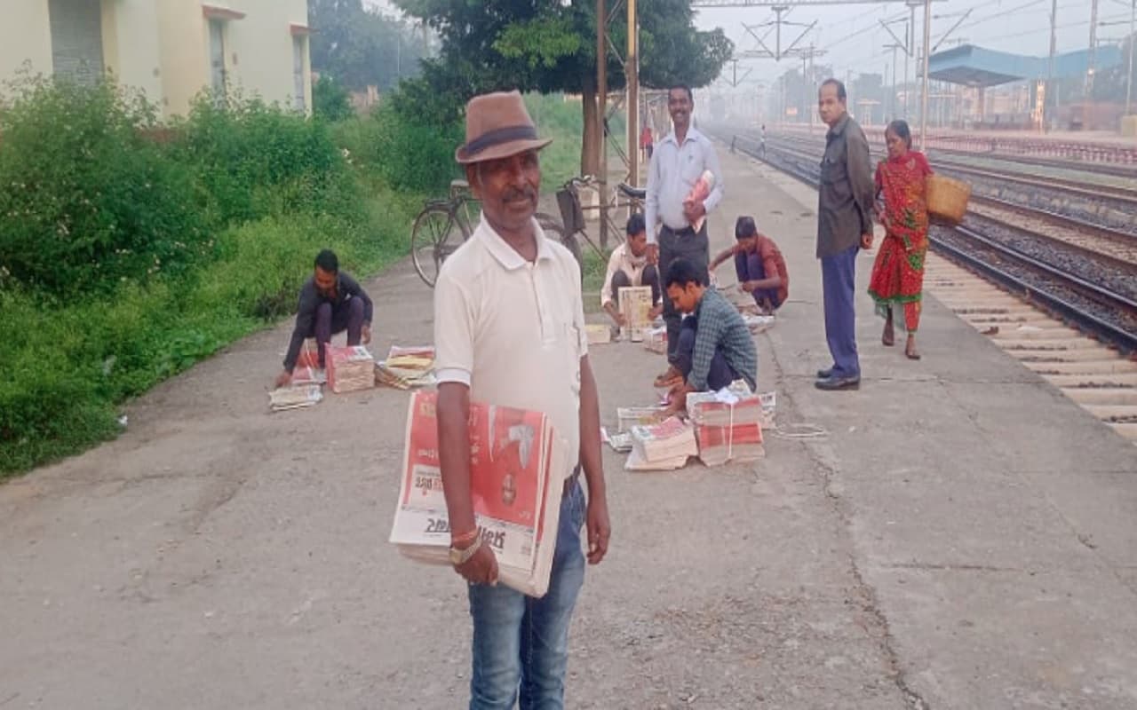 20 सालों से हर दिन बिना मेहनताना लिये अखबार बांट लोगों को पढ़ने के लिए प्रेरित कर रहा बोकारो का ये शख्स