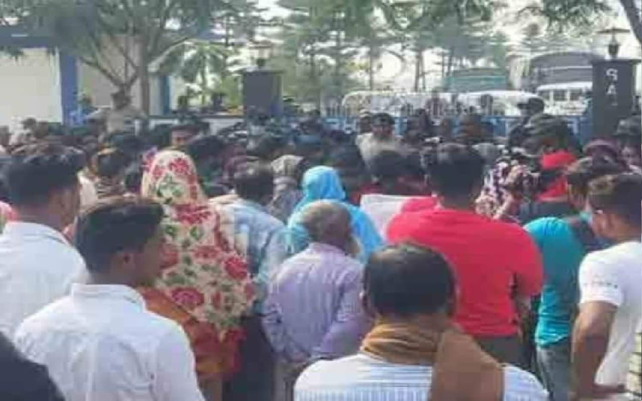 बंगाल: रामपुरहाट में CBI दफ्तर के सामने प्रदर्शन, सड़क पर टायर जला कर प्रदर्शनकारियों का हंगामा जारी