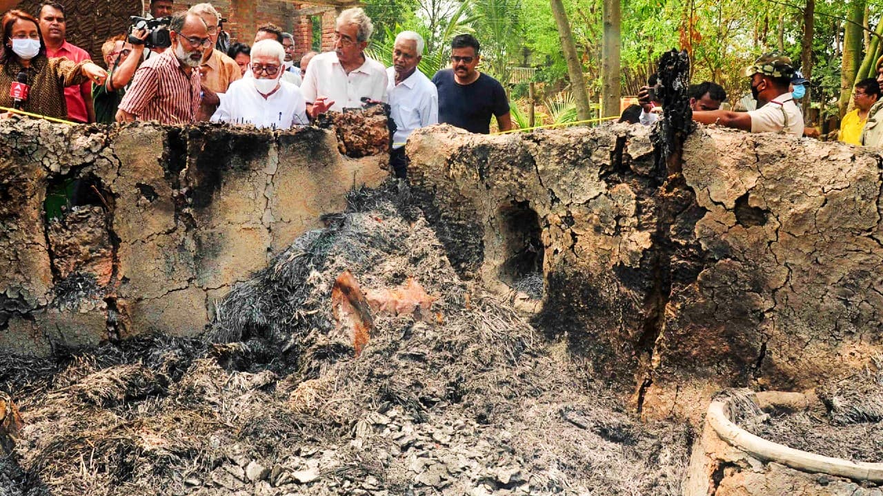 बीरभूम की बर्बर कहानी- जिंदा जलाने से पहले बेदम पीटे गये थे लोग, पोस्टमॉर्टम रिपोर्ट से हुआ खुलासा