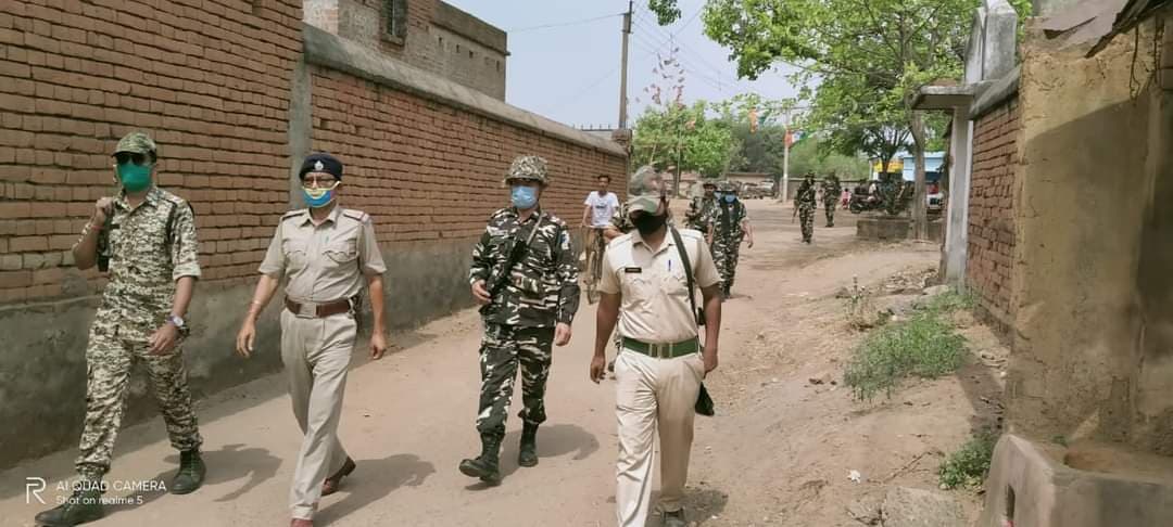 Bengal Election 2021: बीरभूम में पुलिस ने वोटर्स को किया जागरूक, कहा- बेफिक्र होकर करें वोट, हम हैं आपके साथ