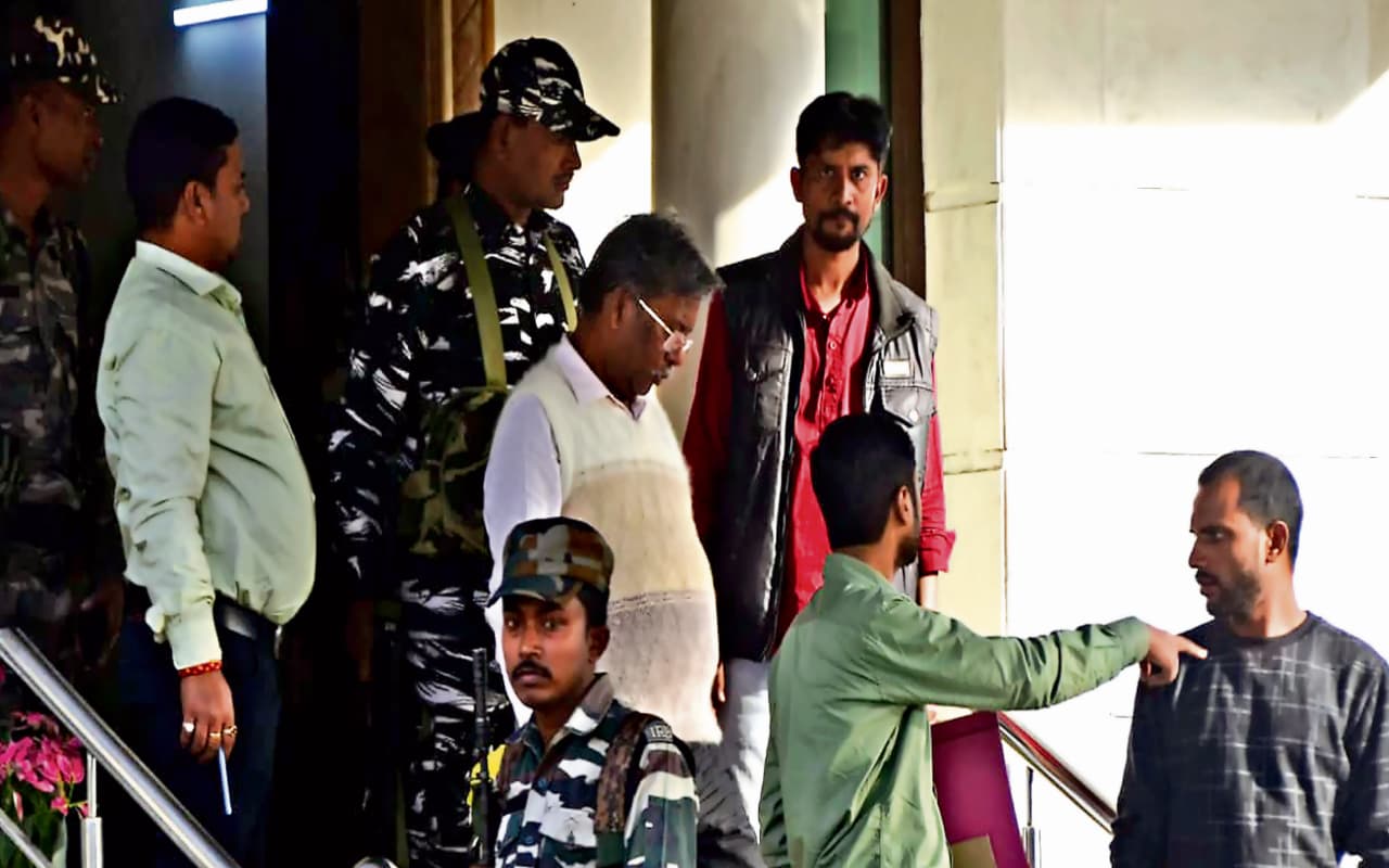 Jharkhand: पैसे की ताकत से बचा रहा बीरेंद्र राम, इंजीनियर को पकड़ने के लिए ED ने बनाया ये प्लान Jharkhand: पैसे की ताकत से बचा रहा बीरेंद्र राम, इंजीनियर को पकड़ने के लिए ED ने बनाया ये प्लान