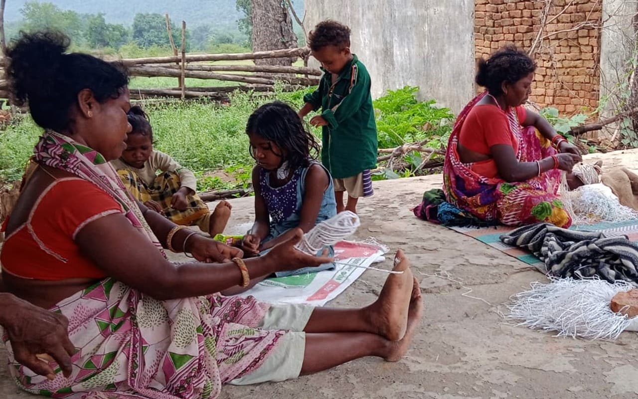 झारखंड: गोमिया में अब इस चीज से रस्सी बना रहे बिरहोर जनजाति के लोग, ऐसे चलती है इनकी रोजी-रोटी