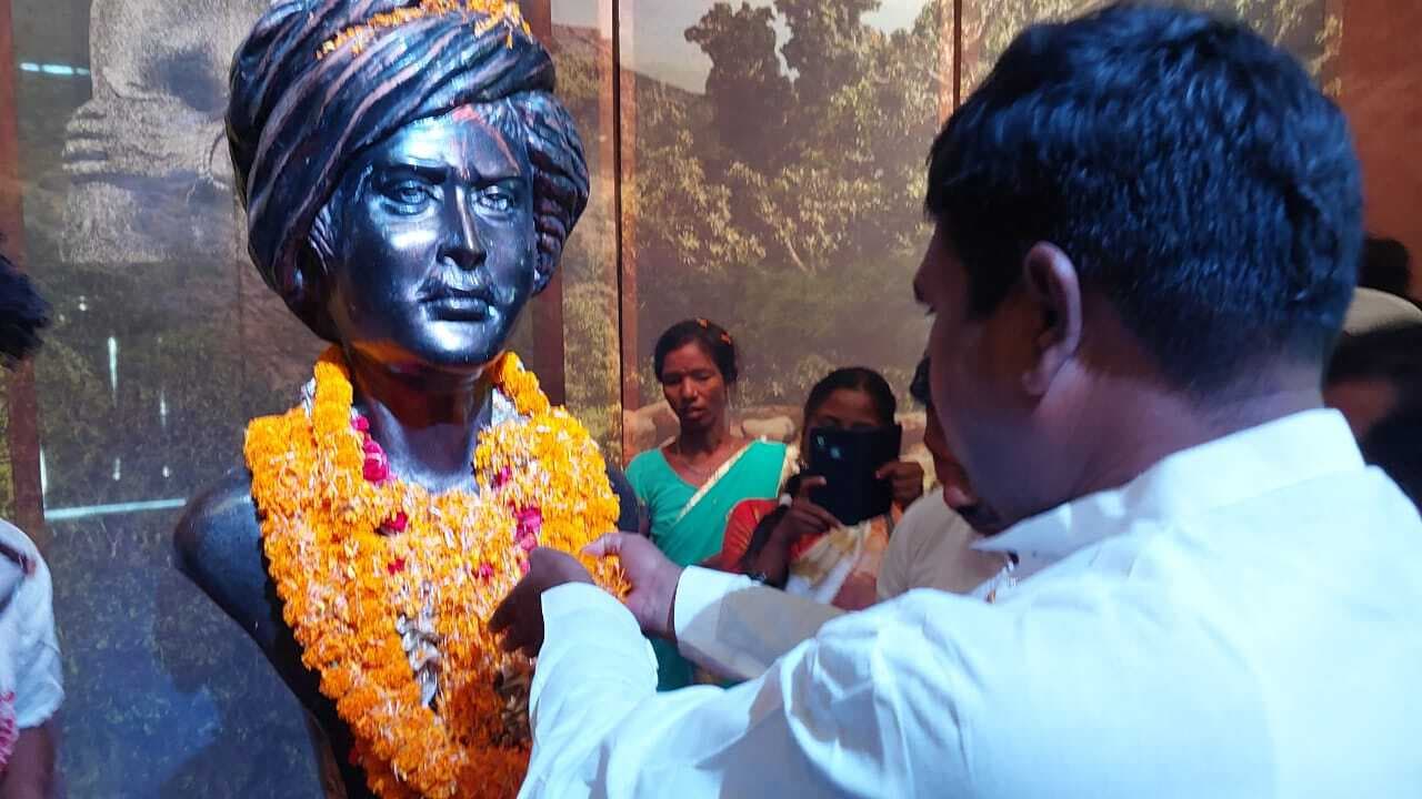भगवान बिरसा मुंडा की 123वीं पुण्यतिथि : राज्यसभा सांसद समीर उरांव ने रांची में दी श्रद्धांजलि