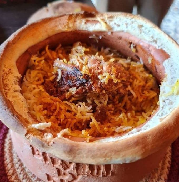 Deoghar News : देवघर में हत्या के अरोपी को बिरयानी परोसे जाने के मामले में देवघर प्रशासन ने जेलर सहित इन दो कर्मियों पर की कार्रवाई