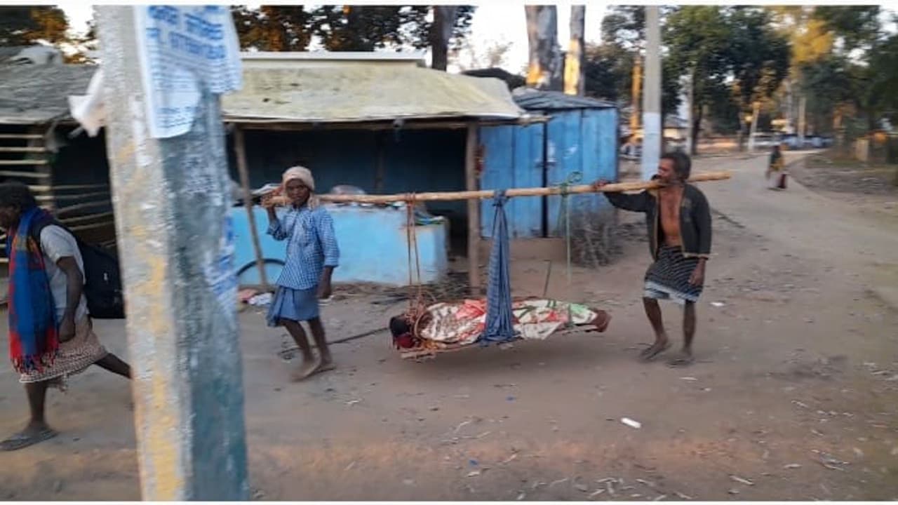 परिजनों ने खटिया को बनाया स्ट्रेचर, 5 KM पैदल चलकर नाबालिग मरीज को लाया अस्पताल, डाॅक्टर मिले नदारद