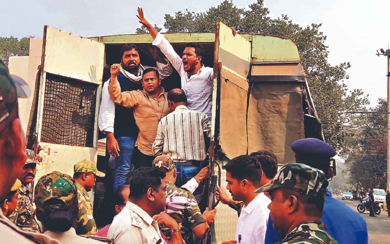 हॉकी वर्ल्ड कप के टिकट को तरस रहे लोग, ‍‍BJD नेताओं पर कालाबाजारी का आरोप, युवा कांग्रेस ने किया प्रदर्शन