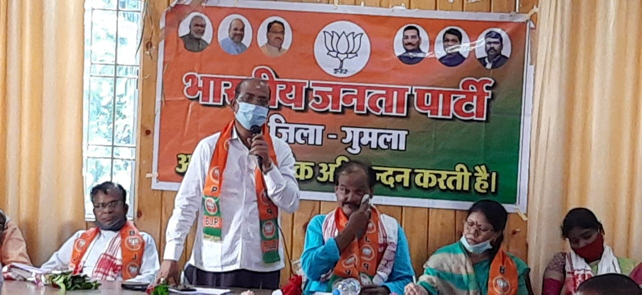 पूर्व स्पीकर दिनेश उरांव विपक्षी दलों पर साधा निशाना बोले : कोरोना काल में कांग्रेस व जेएमएम के नेता डर से छिप गये