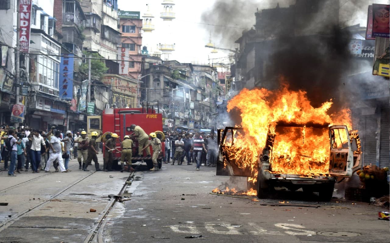 बंगाल में बवाल! कोलकाता और हावड़ा बना रणक्षेत्र, भाजपा समर्थकों ने गाड़ियों में लगाई आग, देखें pics