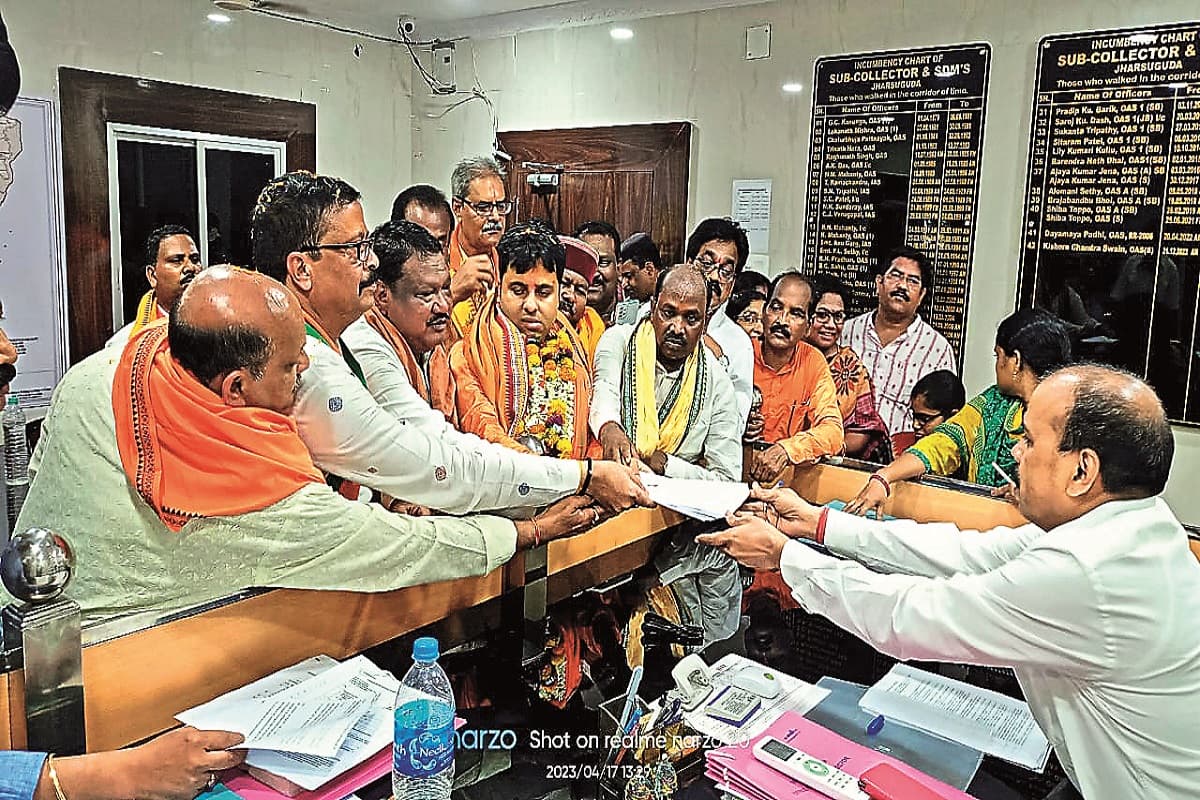 झारसुगुड़ा उपचुनाव : भाजपा उम्मीदवार टंकधर त्रिपाठी ने किया नामांकन, रैली में दिखायी ताकत