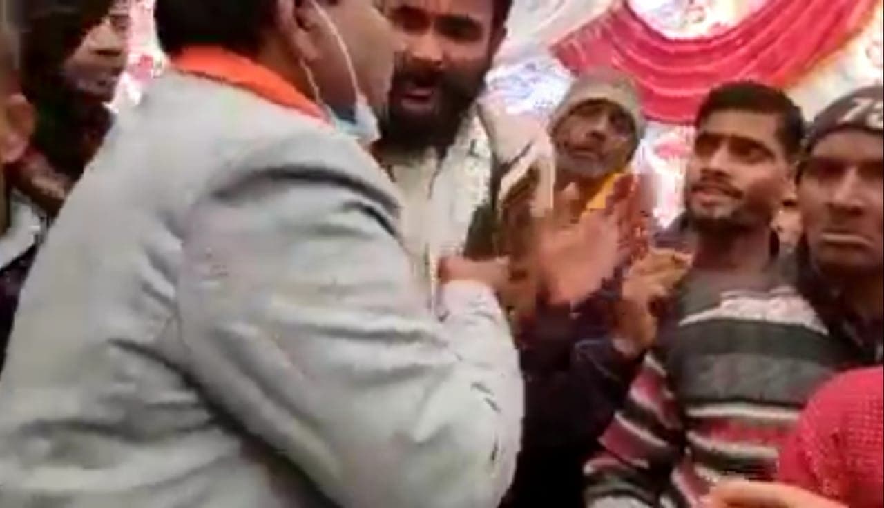 UP Election: BJP विधायक डॉ. डीसी वर्मा का गांव की सड़क न बनवाने पर ग्रामीणों ने किया विरोध, वीडियो वायरल UP Election: BJP विधायक डॉ. डीसी वर्मा का गांव की सड़क न बनवाने पर ग्रामीणों ने किया विरोध, वीडियो वायरल