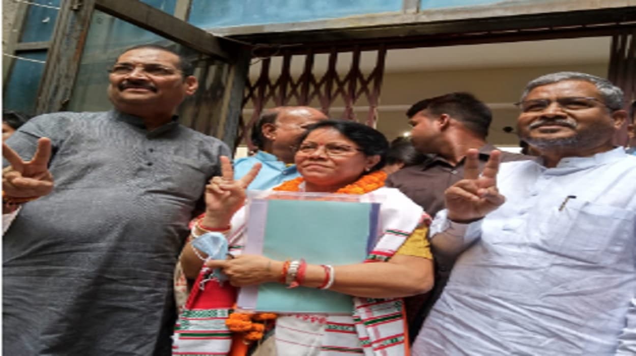 मांडर विधानसभा उपचुनाव : भाजपा प्रत्याशी गंगोत्री कुजूर ने किया नामांकन, केंद्रीय नेतृत्व का जताया आभार