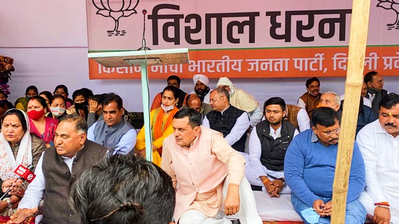 केजरीवाल के घर के पास अनिश्चितकालीन धरना पर भाजपा के नेता, किसानों से सौतेला बर्ताव का लगाया आरोप