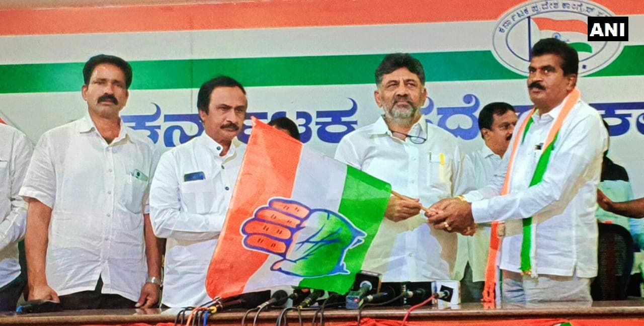 Karnataka Election 2023: बीजेपी को बड़ा झटका, समर्थकों के साथ पार्टी नेता HD थमैय्या ने थामा कांग्रेस का दामन
