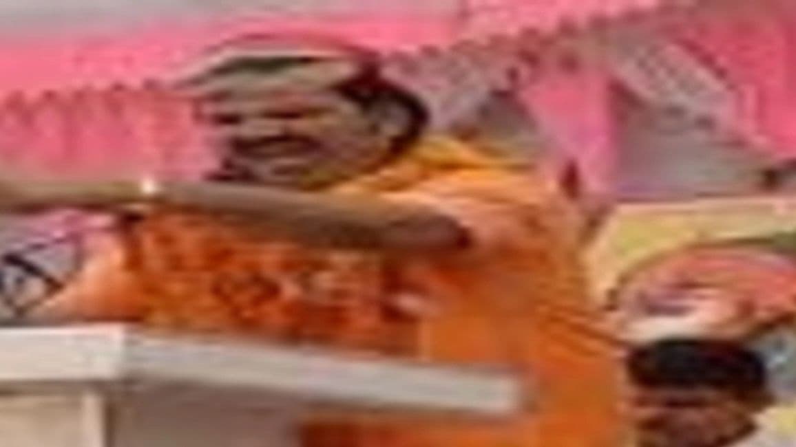 UP News: BJP नेता ने कहा- सरकार उसी की चलती है, जिसके जूते में दम होता है, सपा बोली- जैसा CM, वैसा कार्यकर्ता