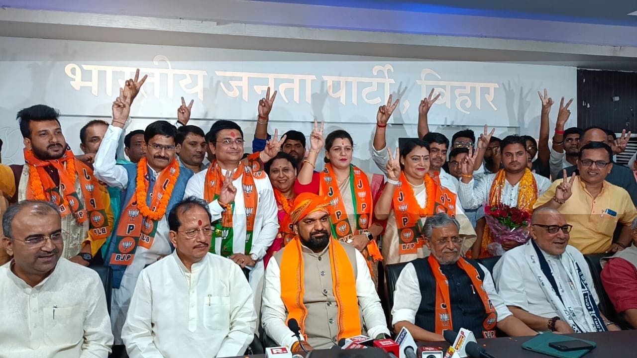 बिहार: चिराग व पप्पू यादव के पूर्व प्रत्याशी भाजपा में हुए शामिल, मृणाल-रानी समेत ये नेता अब बीजेपी के साथ..